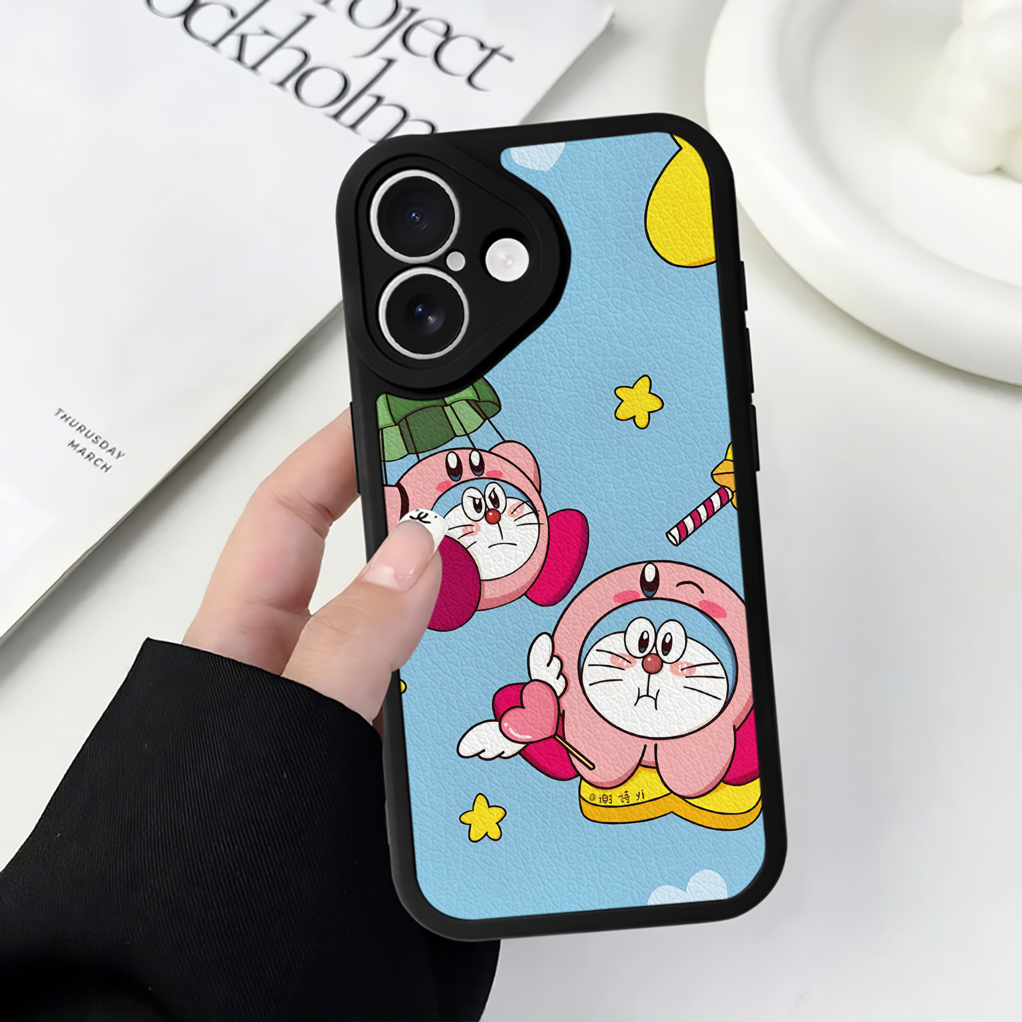 （画像用） ドラえもん Doraemon 【iPhone 16シリーズ対応】シリコンスマホケース（レザー調） 材質：シリコン